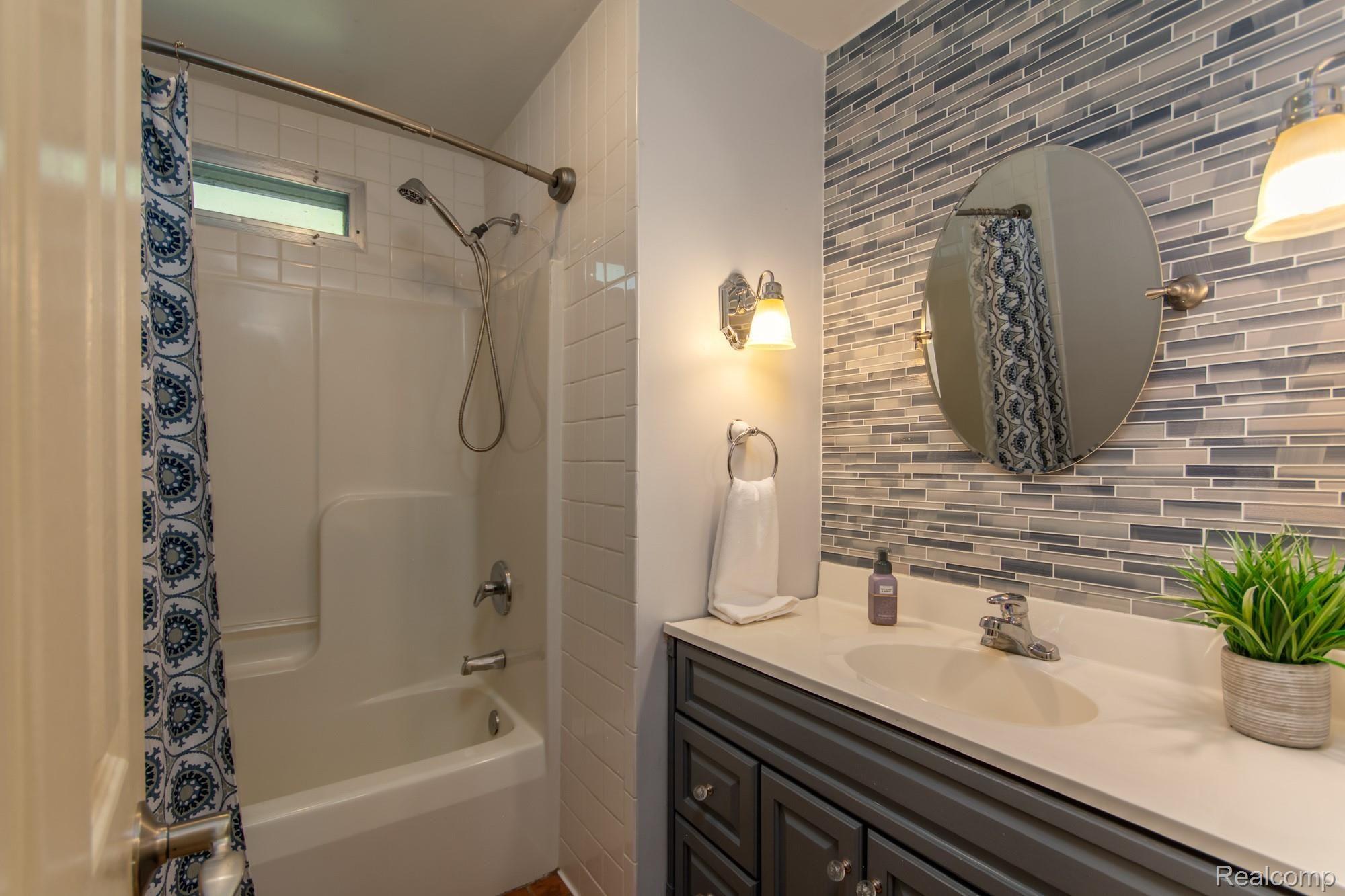 11143 Mcgregor Road Pinckney, MI 48169 - Photo 35 of 51 DSC_0698enf.jpg