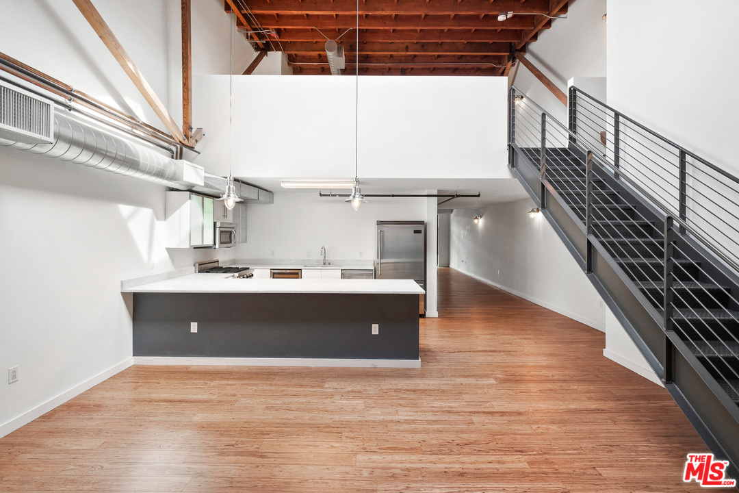 a view of entryway and kitchen