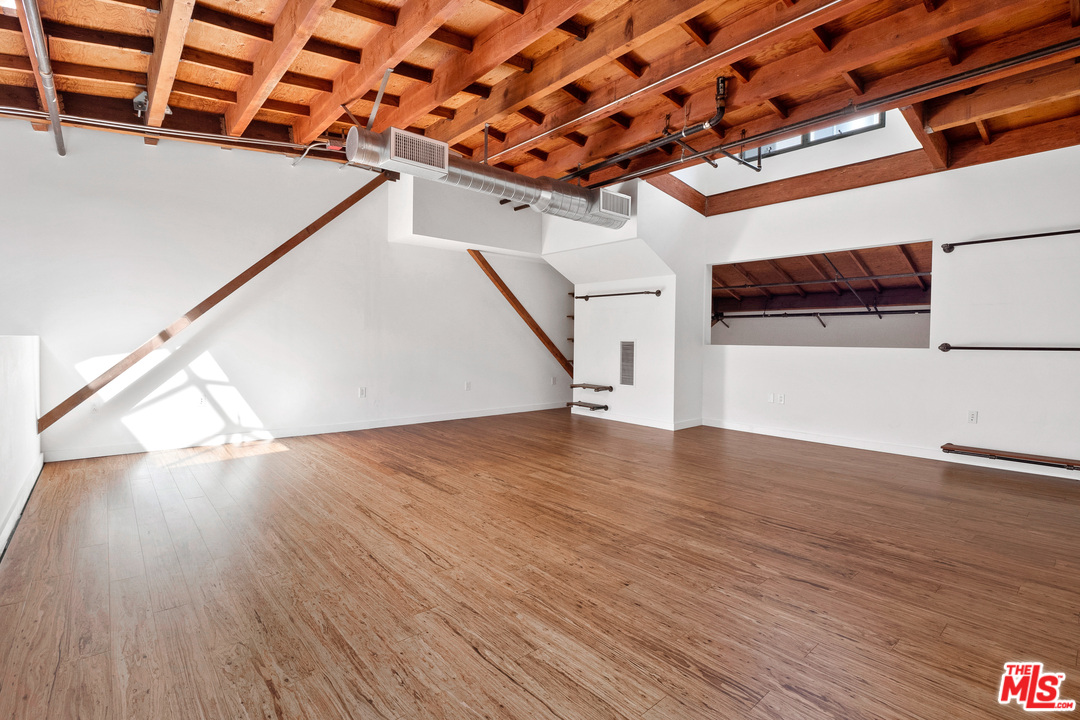 1046 Princeton Drive, Unit 210 Venice, CA 90292 - Photo 21 of 37 a view of entryway