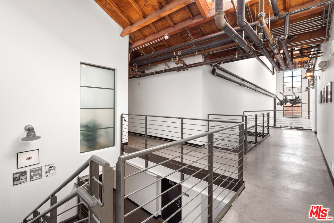 1046 Princeton Drive, Unit 210 Venice, CA 90292 - Photo 26 of 37 a view of entryway