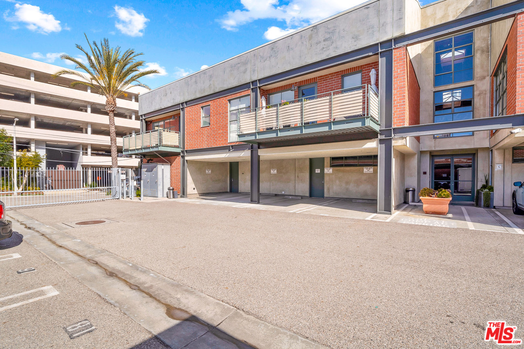 1046 Princeton Drive, Unit 210 Venice, CA 90292 - Photo 29 of 37 front view of a building