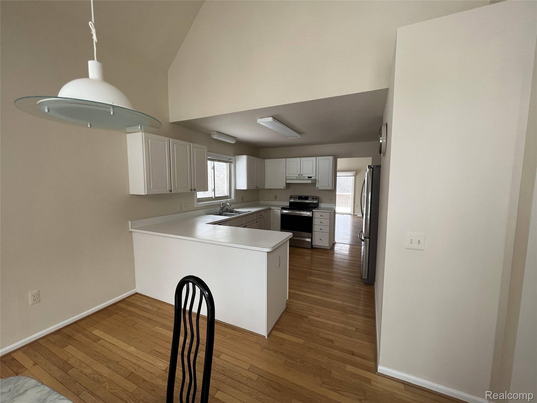 5325 Simpson Lake Road West Bloomfield, MI 48323 - Photo 11 of 39 20220129_175822707_iOS.jpg