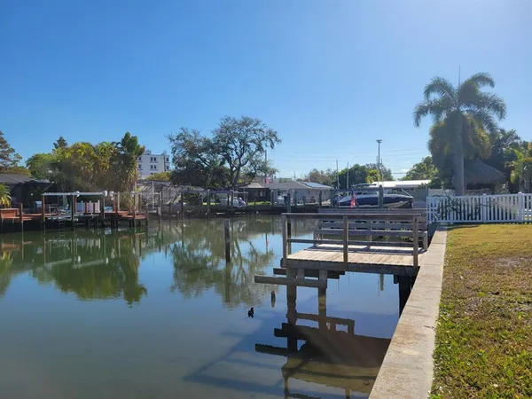 $2,950 | 1985 Cove Drive, Largo, FL 33774