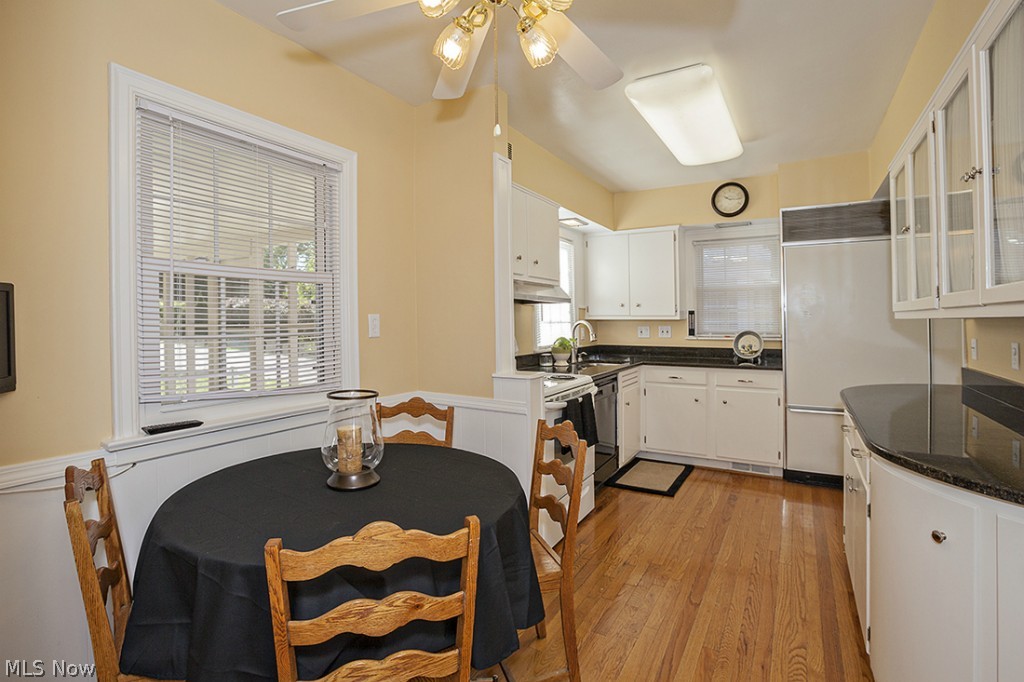 EAT-IN KITCHEN