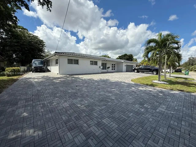 a view of a house with a yard