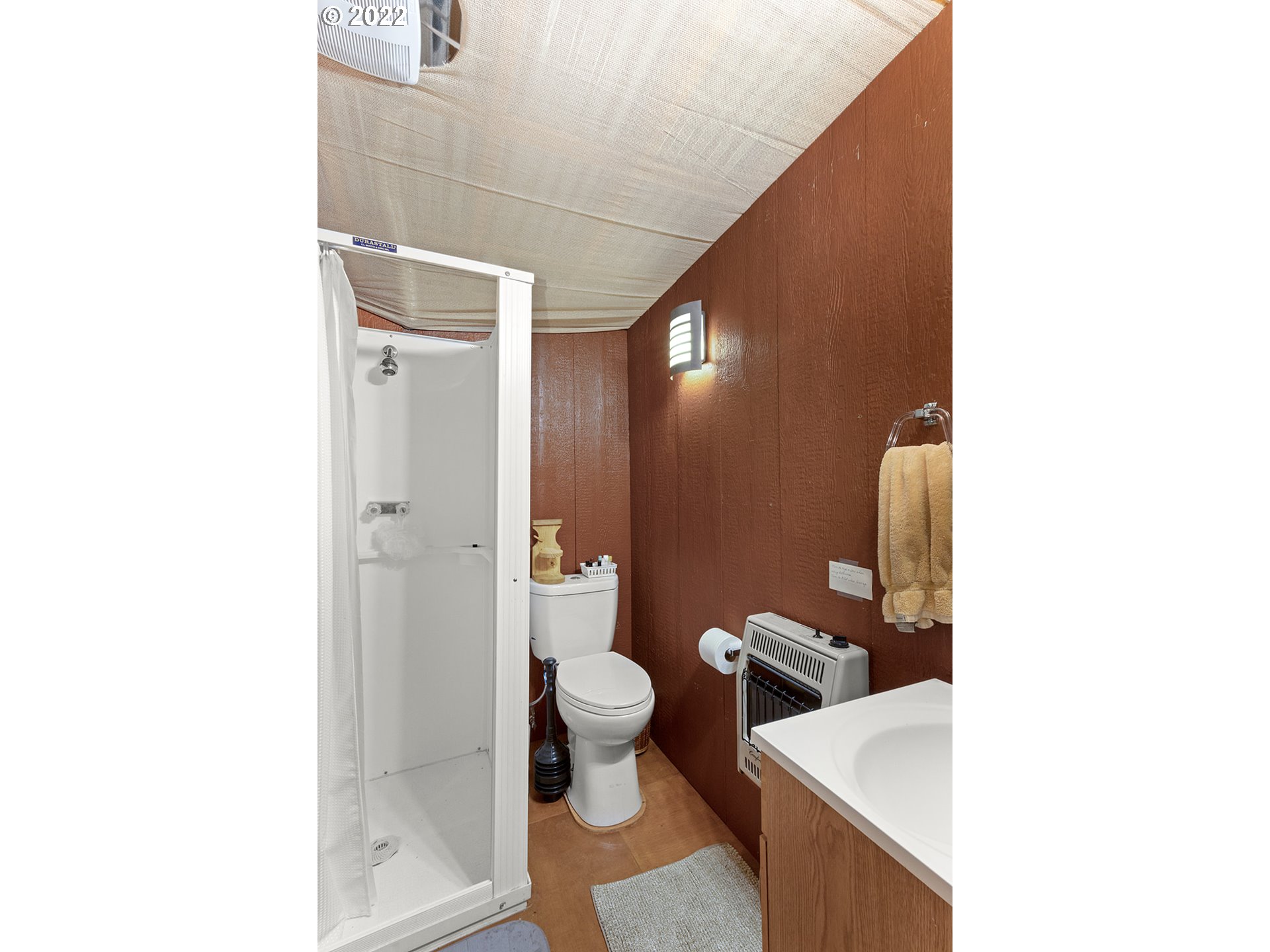45 Buck Lane Goldendale, WA 98620 - Photo 23 of 32 a bathroom with a sink and a toilet