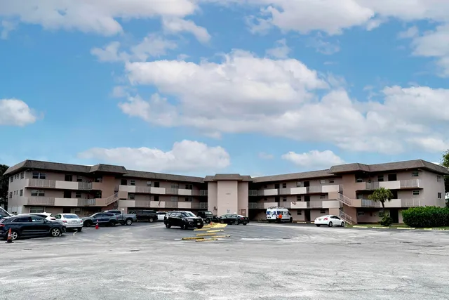 $145,000 | 1200 Tallwood Avenue, Unit 202, Hollywood, FL 33021