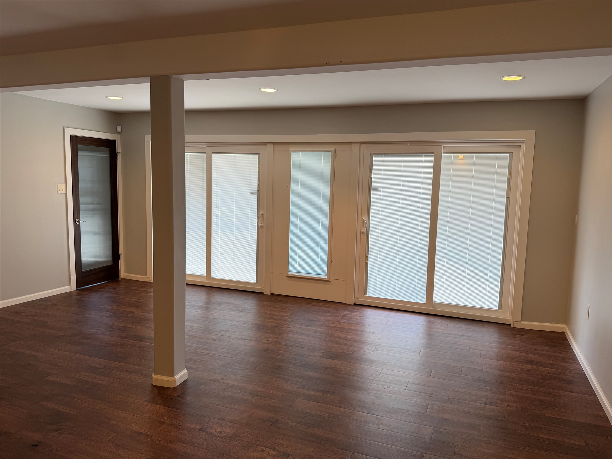 102 East 5th Street Houston, TX 77007 - Photo 39 of 44 1st Floor Room- looking at sliding glass doors