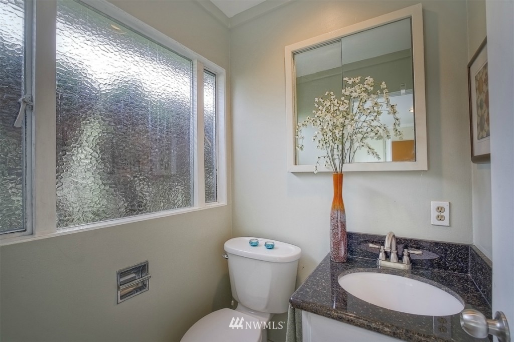 5529 Coniston Road Northeast Seattle, WA 98105 - Photo 16 of 25 Gallery Image 16