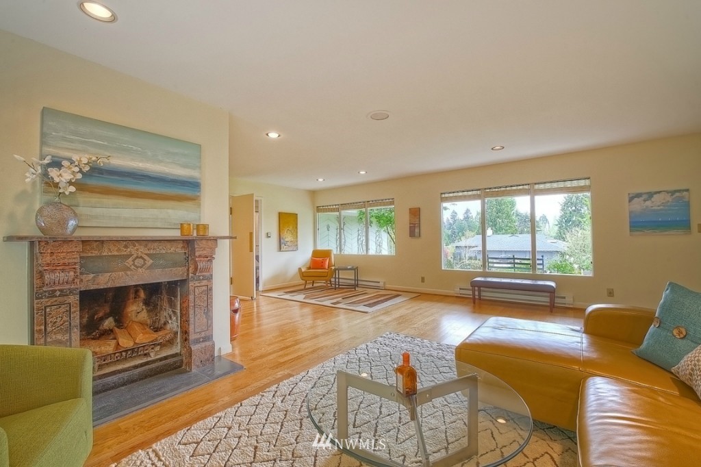 5529 Coniston Road Northeast Seattle, WA 98105 - Photo 3 of 25 Gallery Image 3