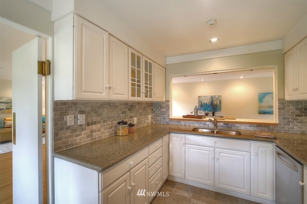 5529 Coniston Road Northeast Seattle, WA 98105 - Photo 9 of 25 Gallery Image 9