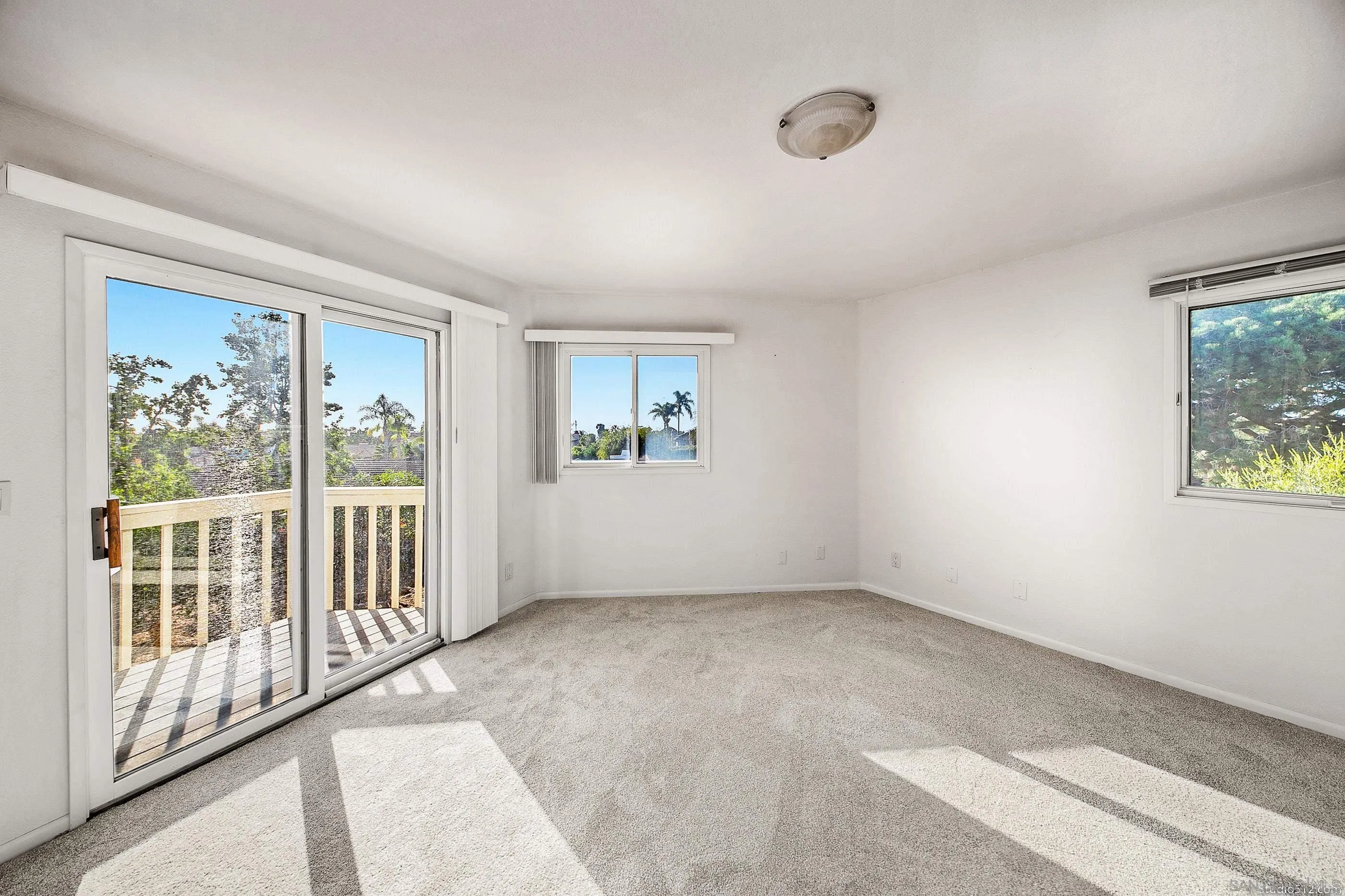 1112 Oceanic Drive Encinitas, CA 92024 - Photo 19 of 32 an empty room with windows