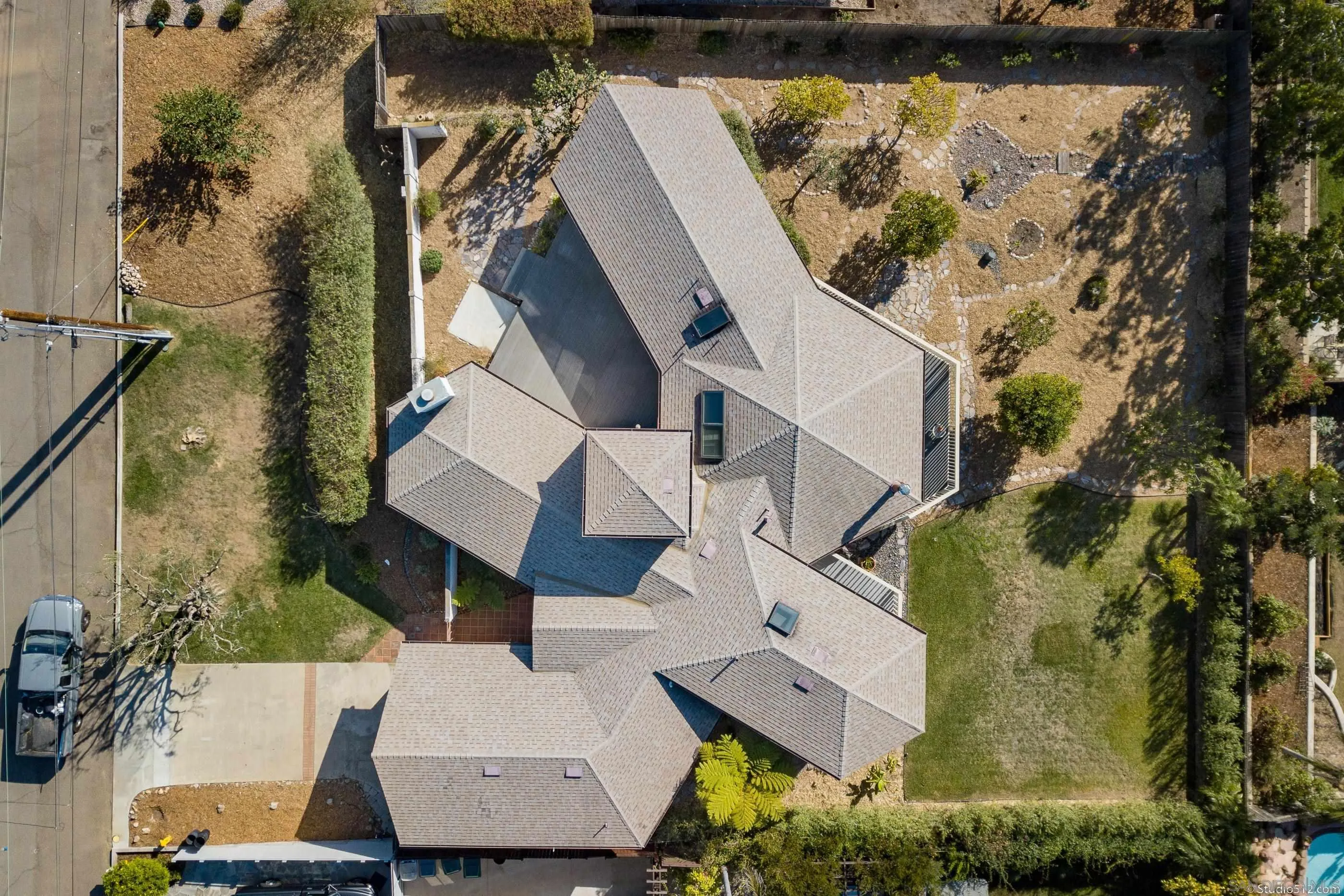 1112 Oceanic Drive Encinitas, CA 92024 - Photo 29 of 32 an aerial view of a house with a yard