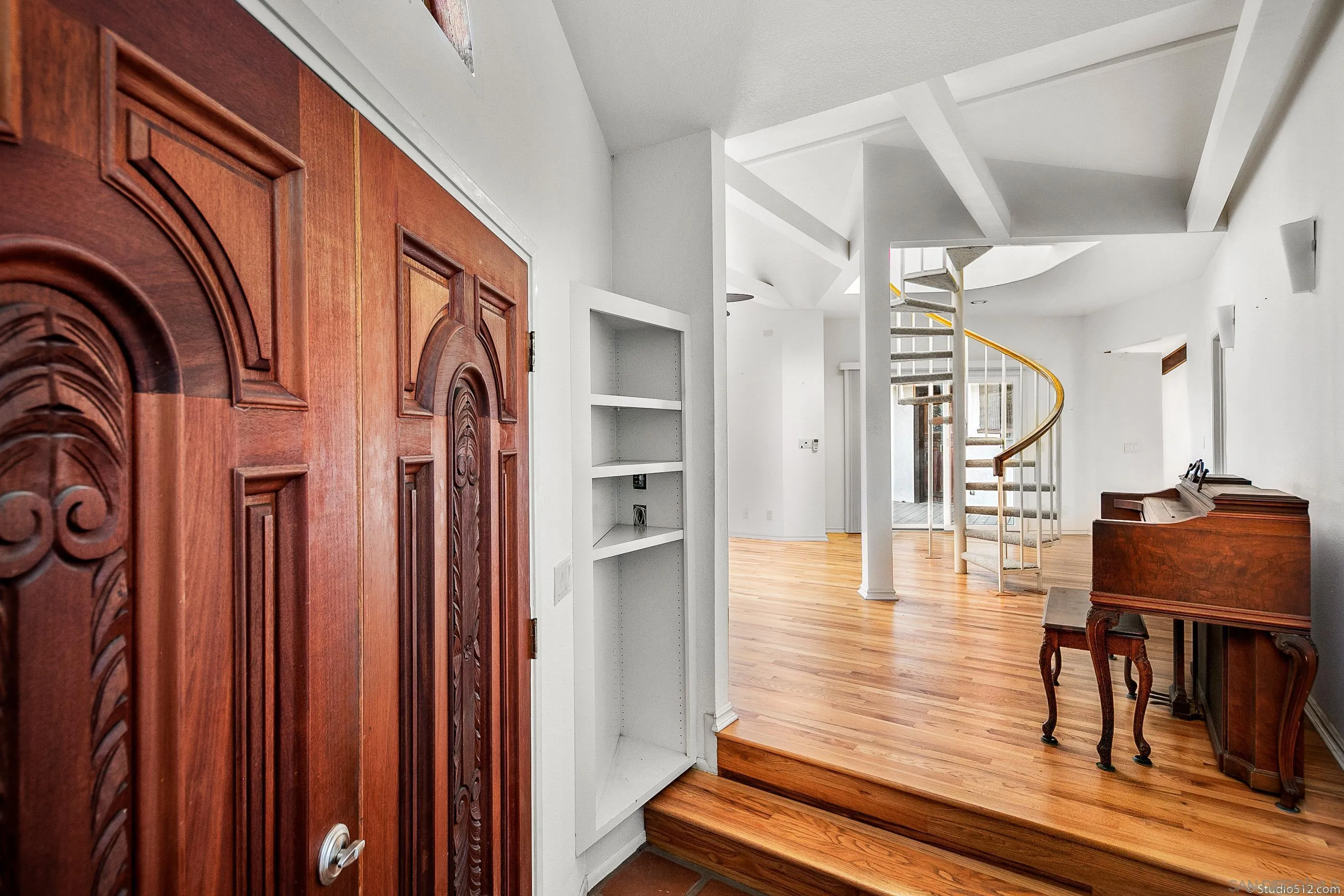 1112 Oceanic Drive Encinitas, CA 92024 - Photo 3 of 32 a view of a living room