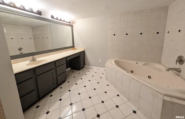 $239,900 | 1919 Sierra Court, Pekin, IL 61554