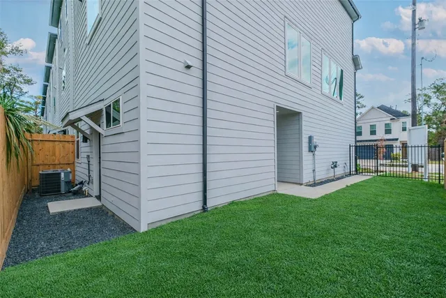 a view of an house with backyard and entertaining space