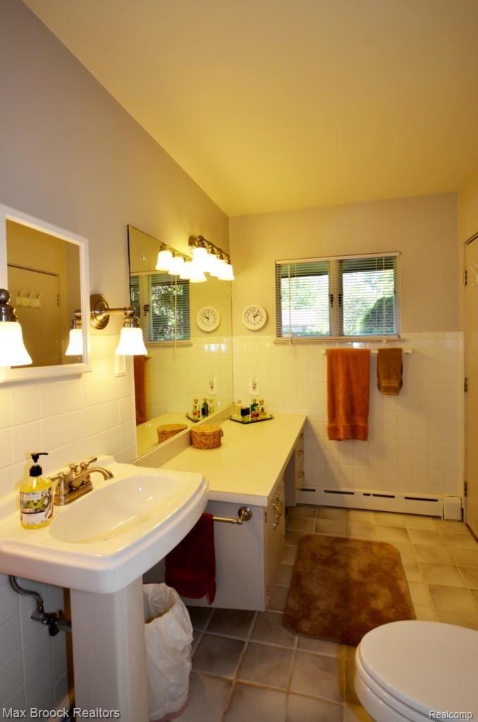 3791 West Pemberton Road Bloomfield Hills, MI 48302 - Photo 57 of 82 masterbathtall1 copy.jpg