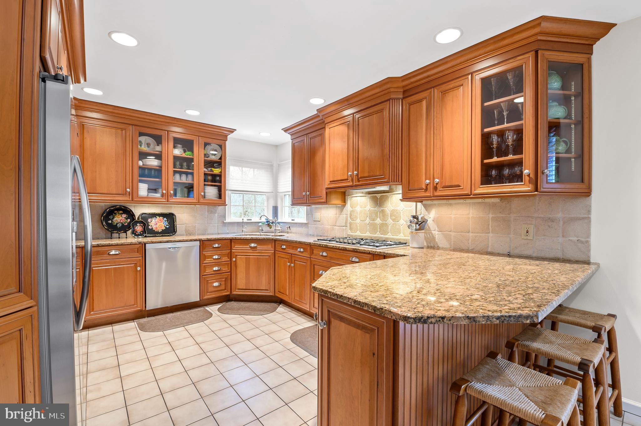 1717 Talbot Road Blue Bell, PA 19422 - Photo 4 of 21 Tumbled marble backsplash, Thermador 5 burner