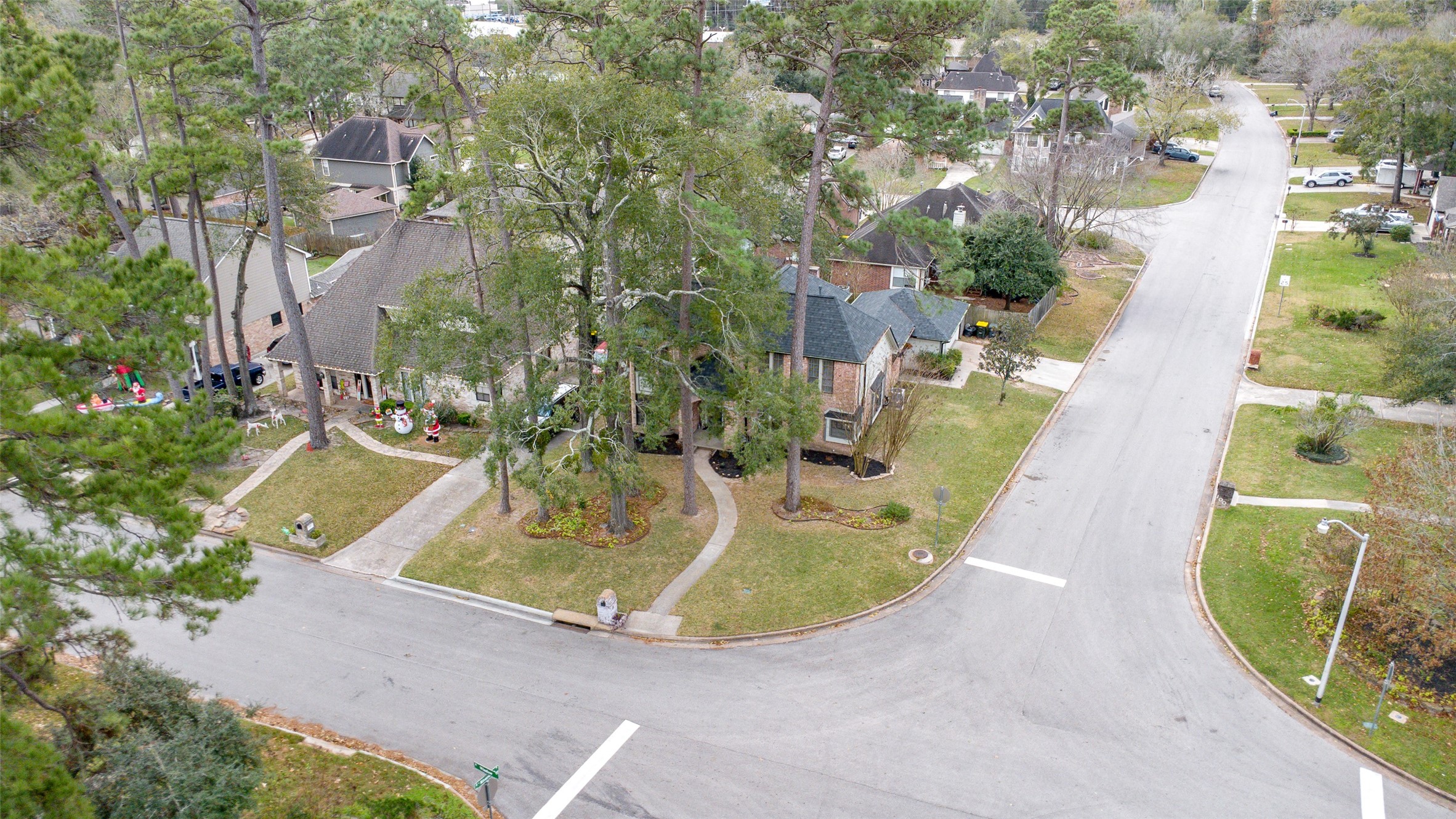41 Windsor Drive Conroe, TX 77304 - Photo 36 of 39 Aerial view showcasing the home’s corner-lot setting, surrounded by mature trees and established neighboring homes.