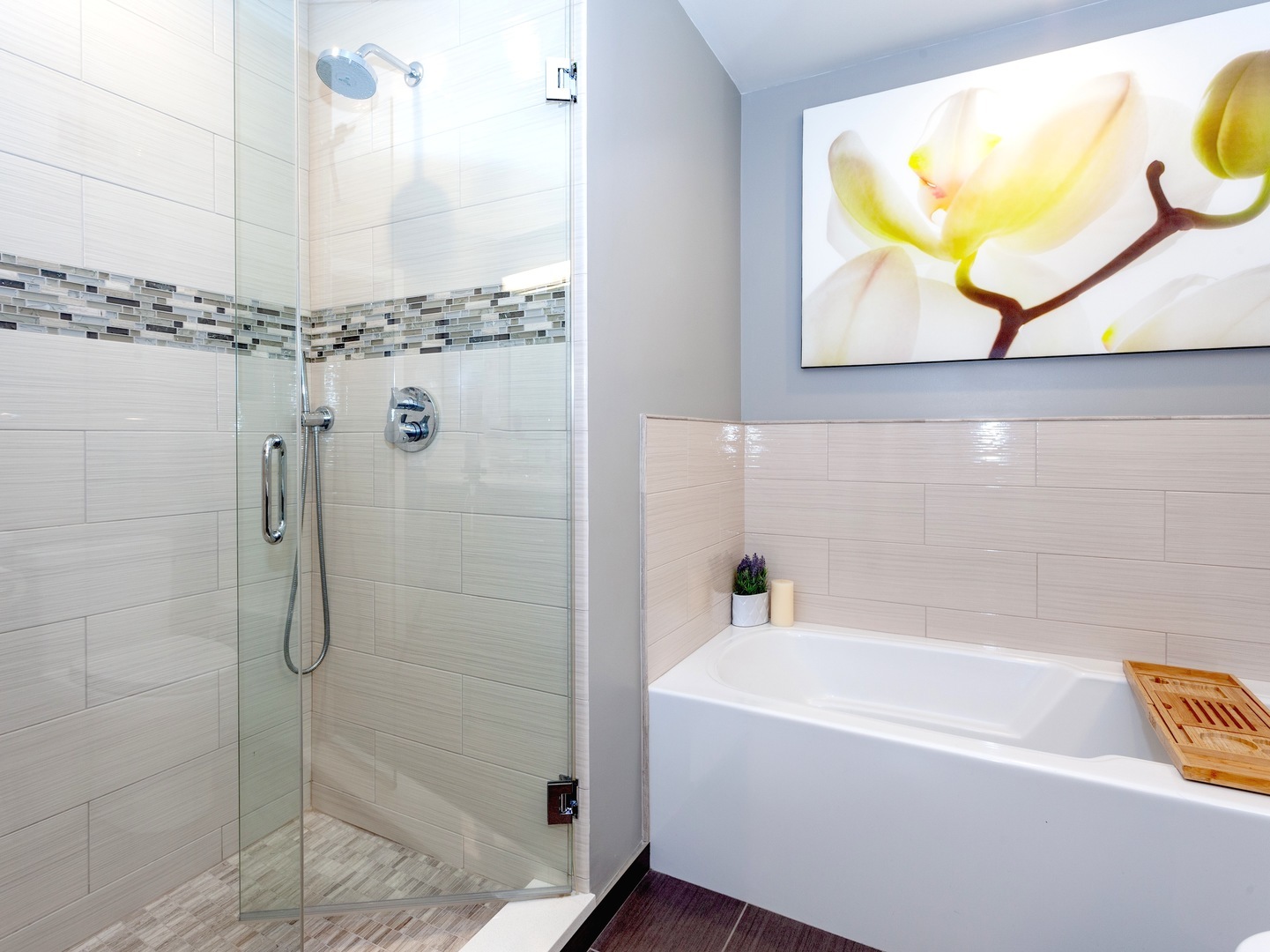 330 North Jefferson Street, Unit 904 Chicago, IL 60661 - Photo 13 of 22 a bathroom with a tub and shower