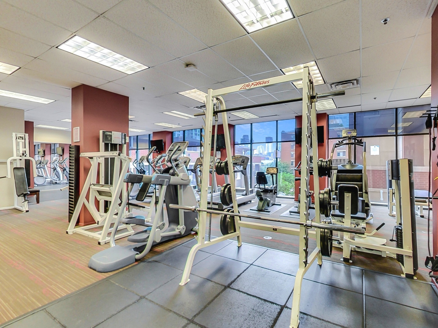 330 North Jefferson Street, Unit 904 Chicago, IL 60661 - Photo 19 of 22 a view of a room with gym equipment