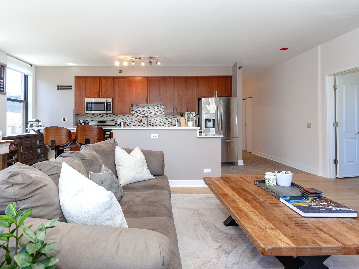 330 North Jefferson Street, Unit 904 Chicago, IL 60661 - Photo 6 of 22 a living room with furniture and a large window