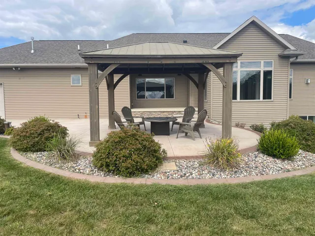 $839,900 | 3200 Gray Hawk Trail, Suamico, WI 54313