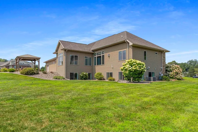 $839,900 | 3200 Gray Hawk Trail, Suamico, WI 54313