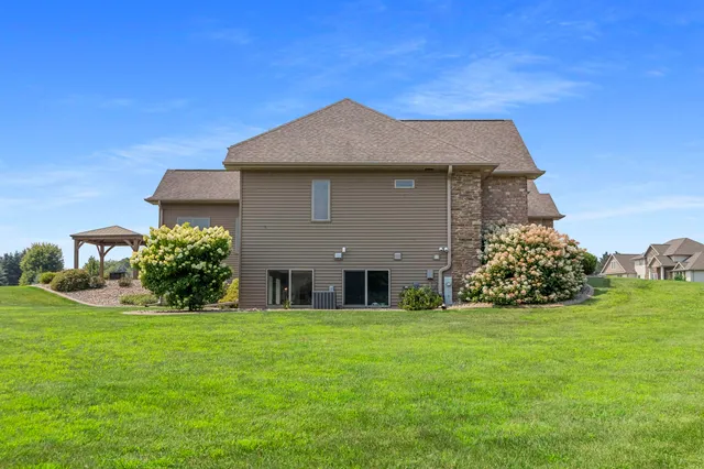 $839,900 | 3200 Gray Hawk Trail, Suamico, WI 54313