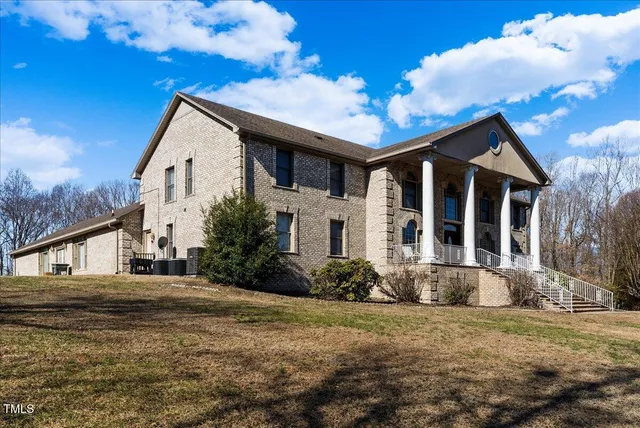 a view of a house with backyard and garden