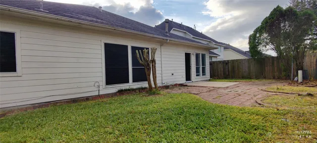 a view of a backyard