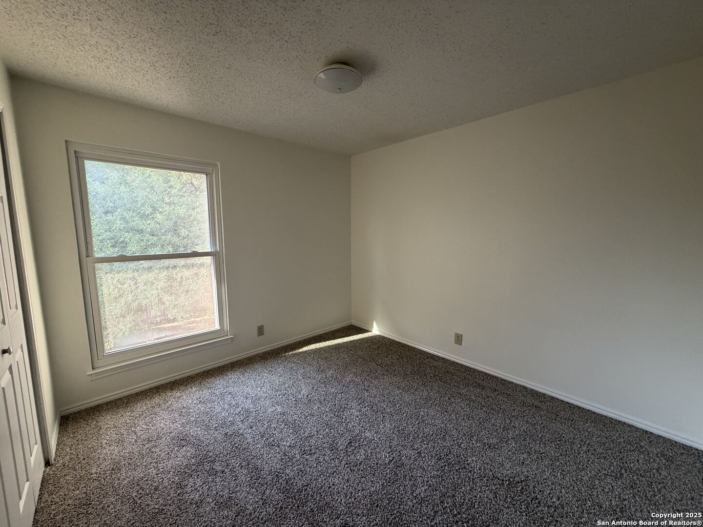 5955 Spring Crossing San Antonio, TX 78247 - Photo 13 of 17 an empty room with a window