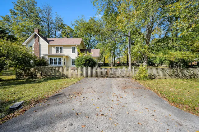 a view of back yard of the house