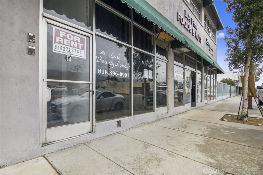 6623 San Fernando Road, Unit A Glendale, CA 91201 - Photo 2 of 33 a view of a glass door with an empty room
