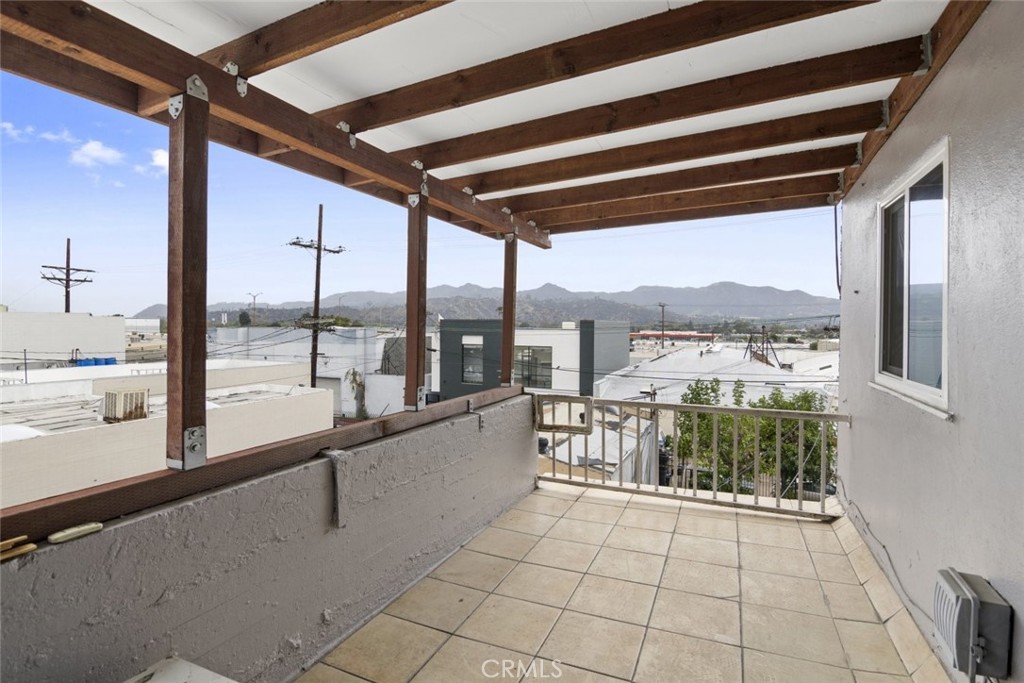 6623 San Fernando Road, Unit A Glendale, CA 91201 - Photo 9 of 33 a room with window