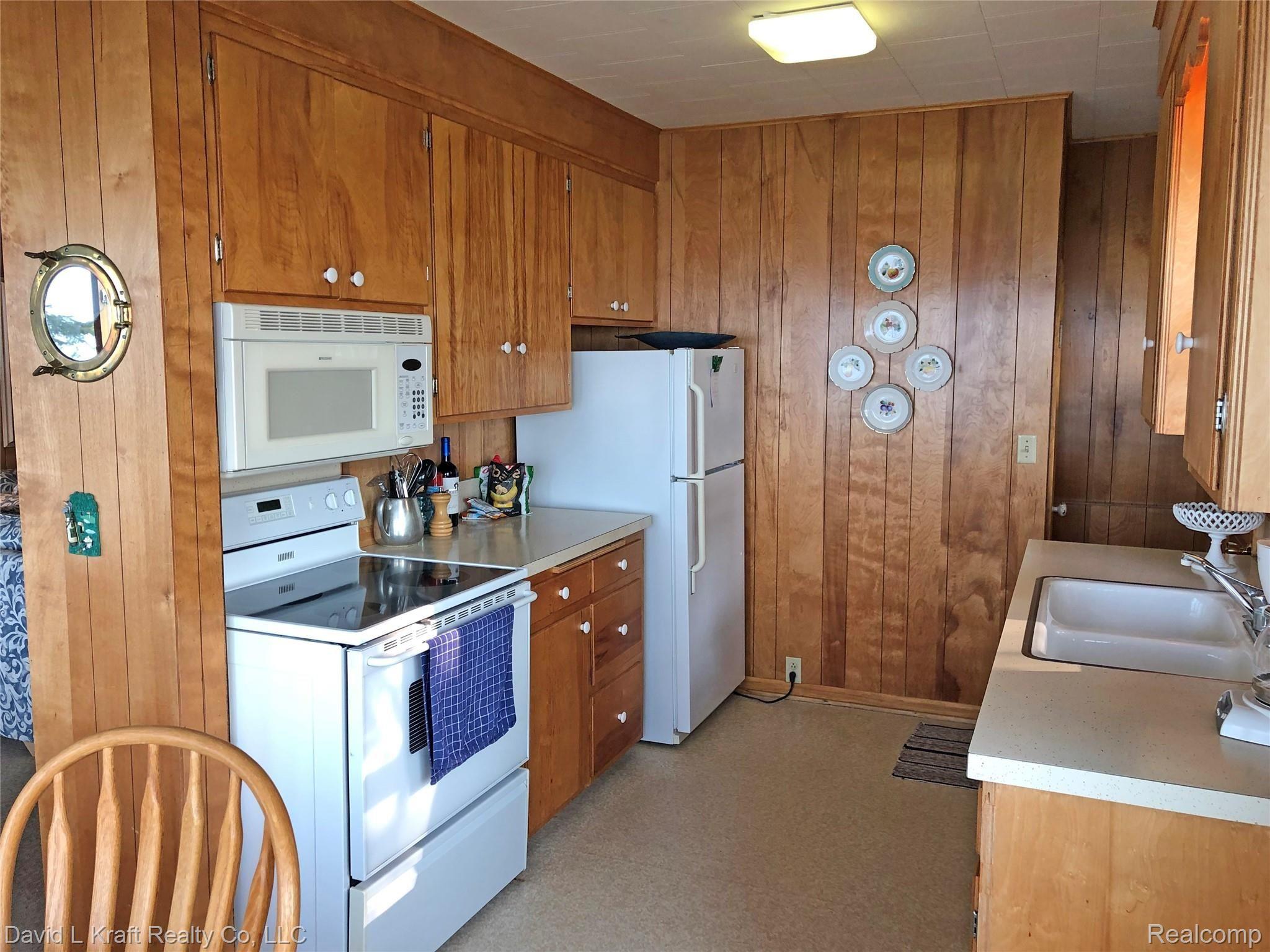 8224 Crescent Beach Road Pigeon, MI 48755 - Photo 6 of 55 8224CrescentBeachKitchen3.jpg