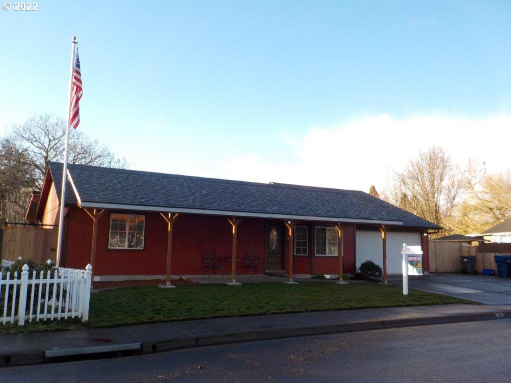 972 South 37th Place Springfield, OR 97478 - Photo 1 of 22 a front view of a house with garden