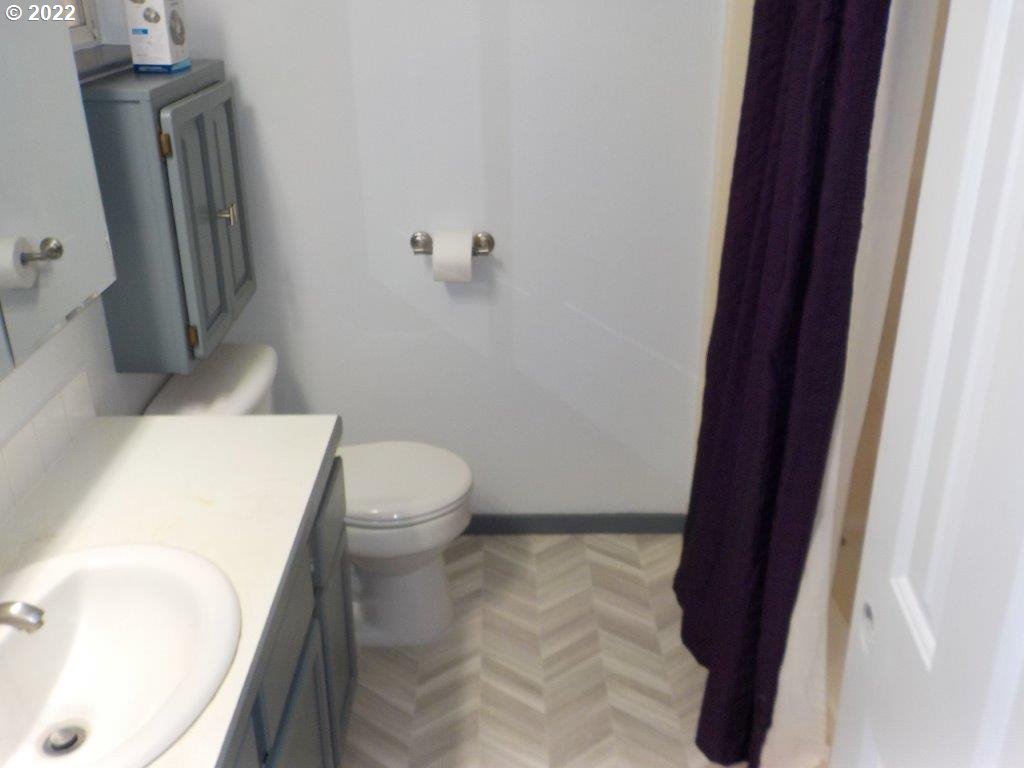972 South 37th Place Springfield, OR 97478 - Photo 20 of 22 a bathroom with a sink and a toilet