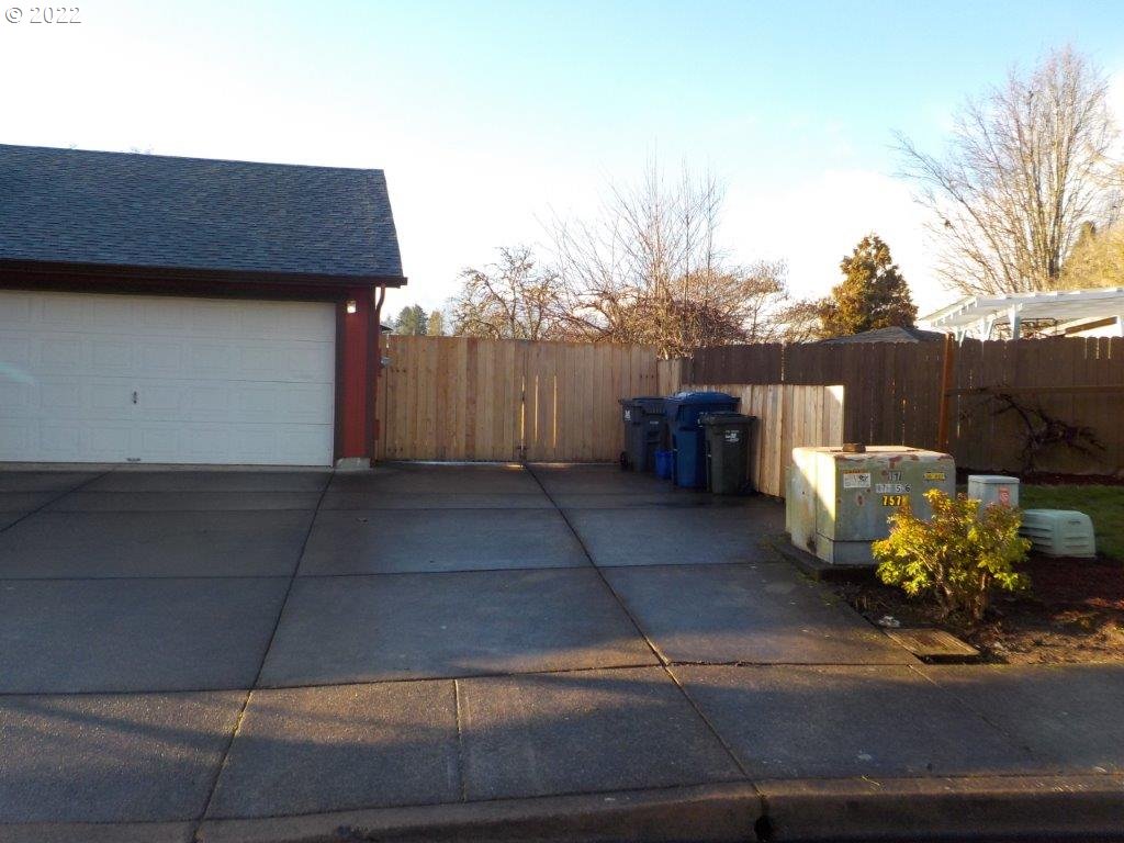 972 South 37th Place Springfield, OR 97478 - Photo 4 of 22 a front view of a house with a yard