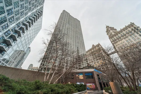 $1,950 | 405 North Wabash Avenue, Unit 1812, Chicago, IL 60611