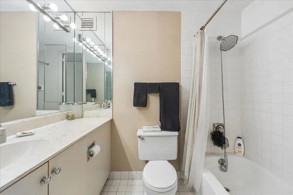 $1,950 | 405 North Wabash Avenue, Unit 1812, Chicago, IL 60611