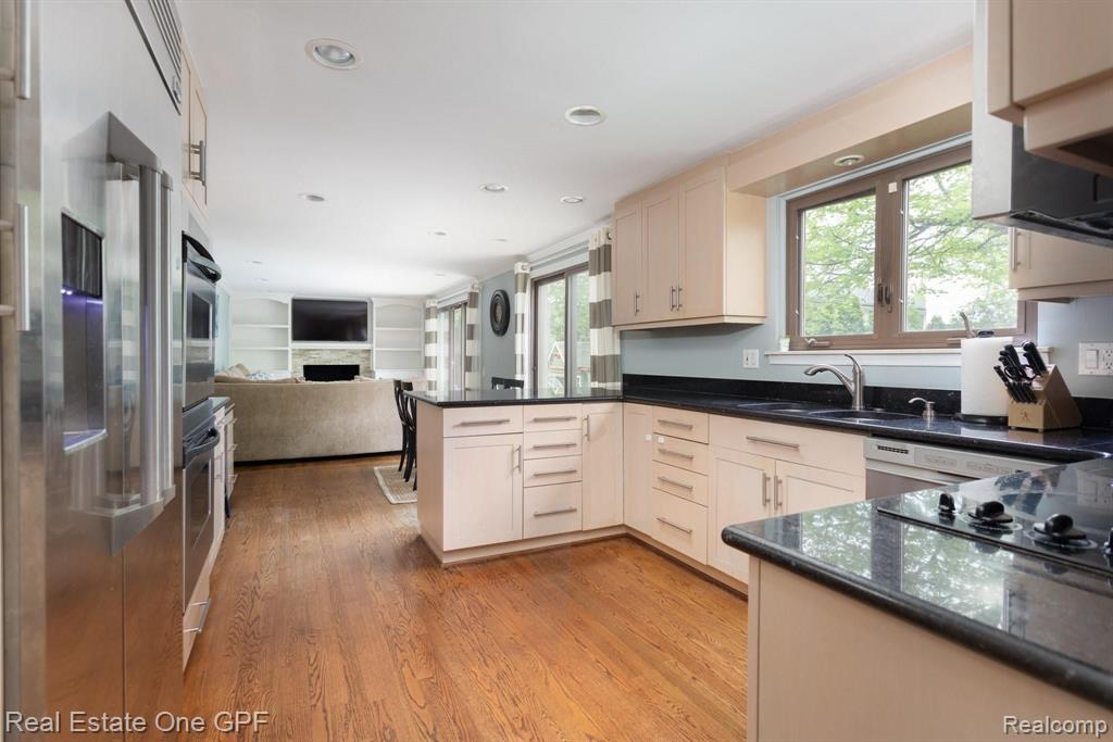 559 Cook Road Grosse Pointe Woods, MI 48236 - Photo 7 of 47