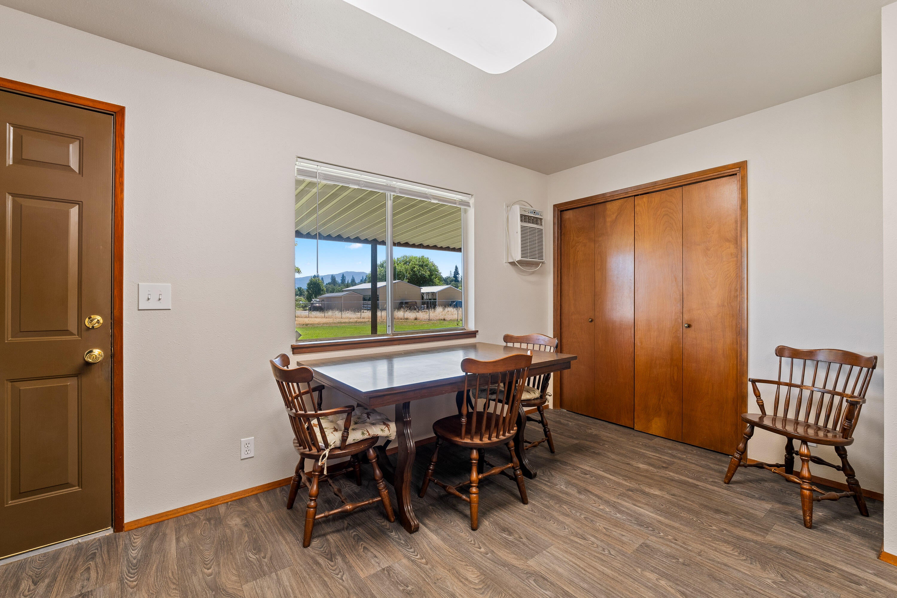 1533 Boundary Road Grants Pass, OR 97527 - Photo 8 of 26 INT (6 of 16)