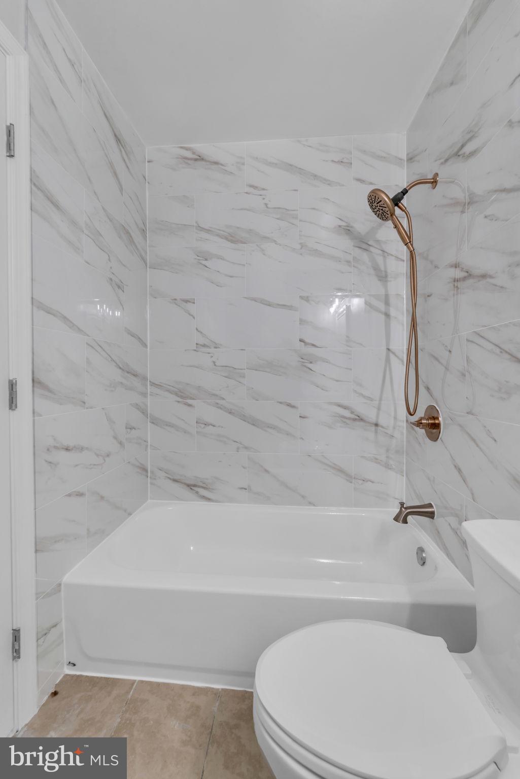 13314 Apgar Place Herndon, VA 20170 - Photo 26 of 39 a bathroom with a toilet and a bath tub