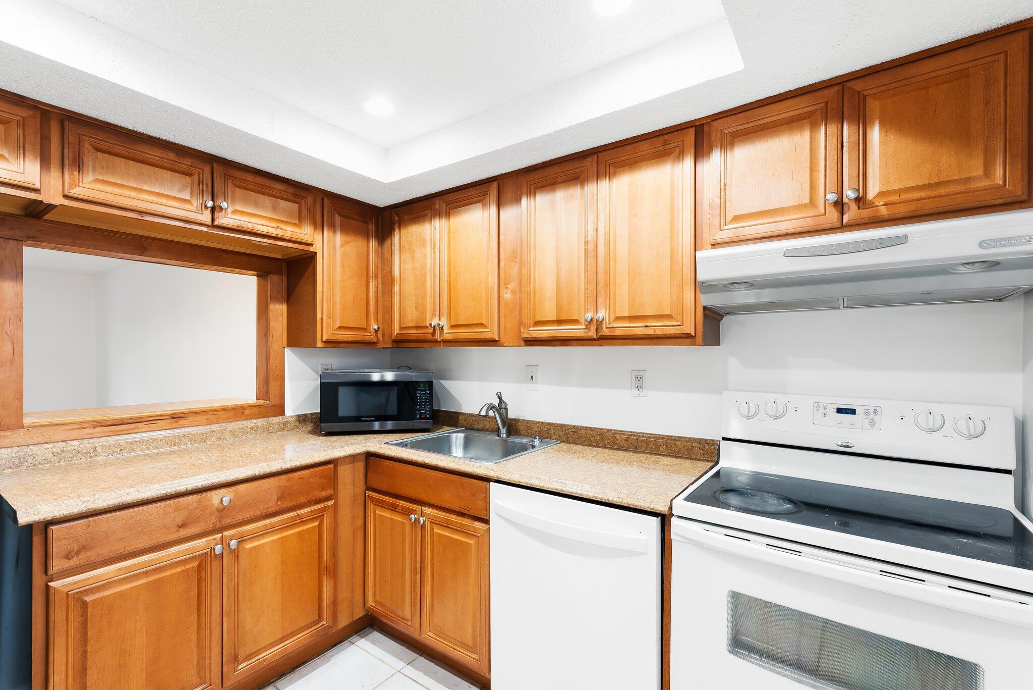 9374 Southwest 3rd Street, Unit 721 Boca Raton, FL 33428 - Photo 3 of 22 Kitchen