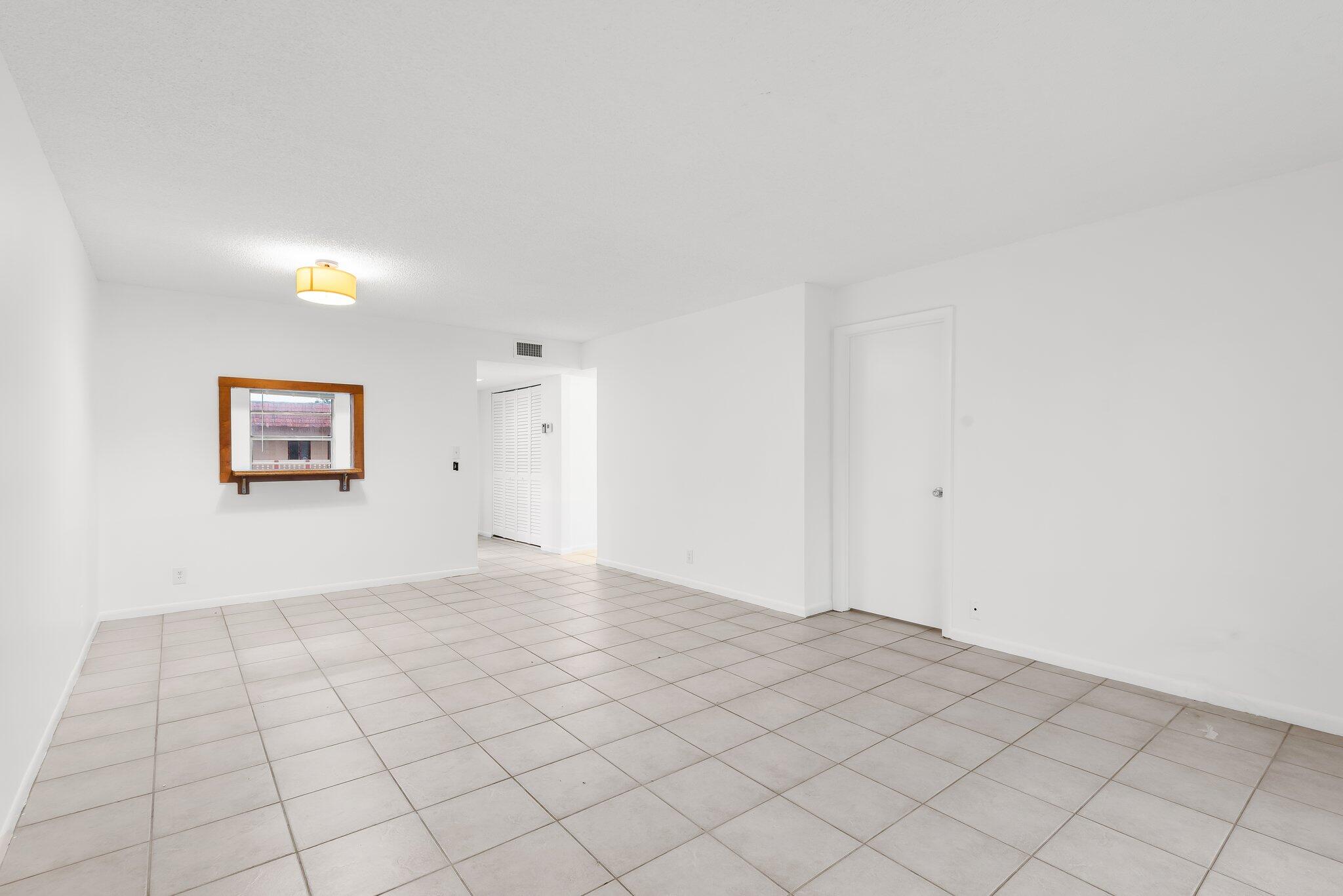 9374 Southwest 3rd Street, Unit 721 Boca Raton, FL 33428 - Photo 5 of 22 Living/Dining