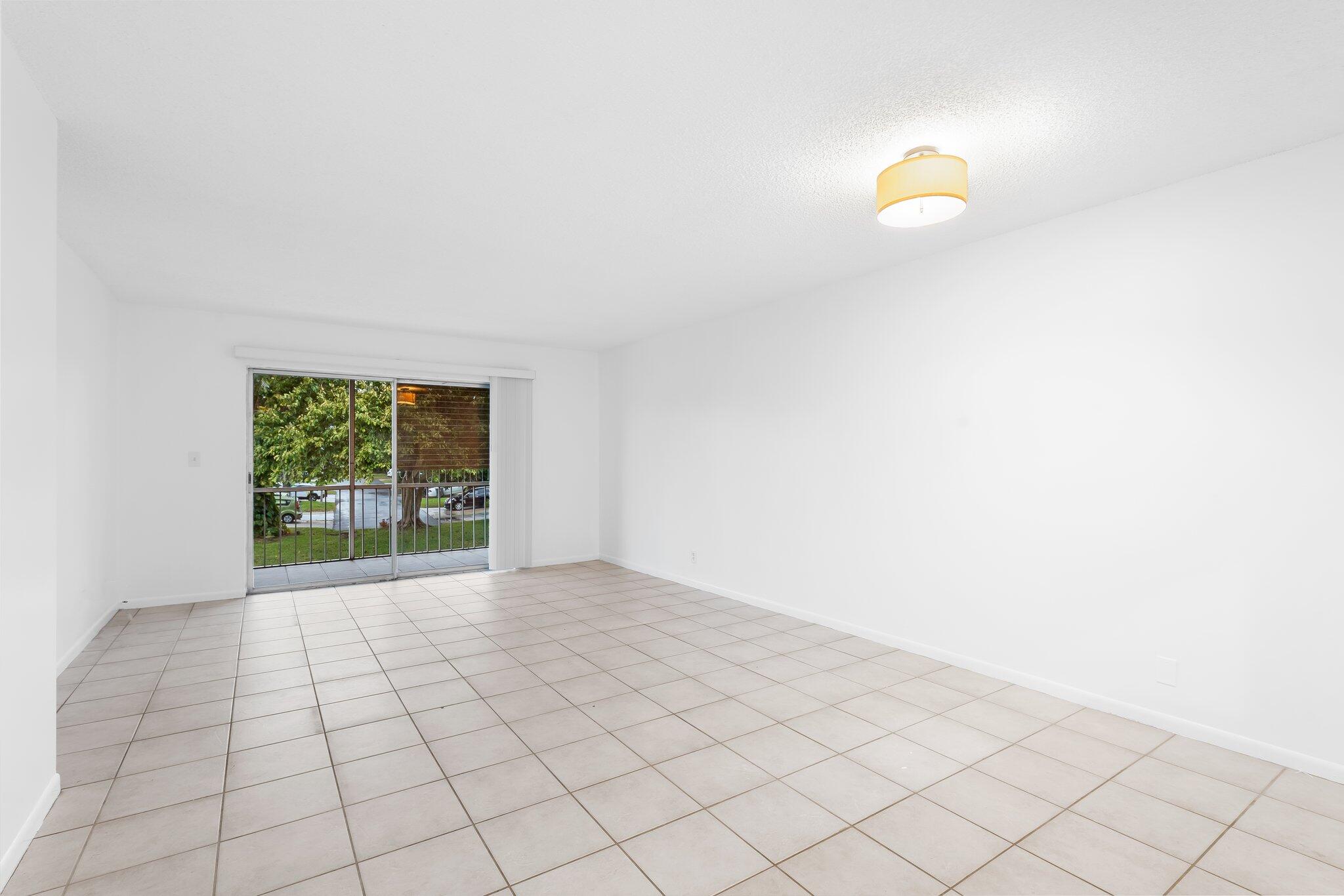 9374 Southwest 3rd Street, Unit 721 Boca Raton, FL 33428 - Photo 6 of 22 Living/Dining