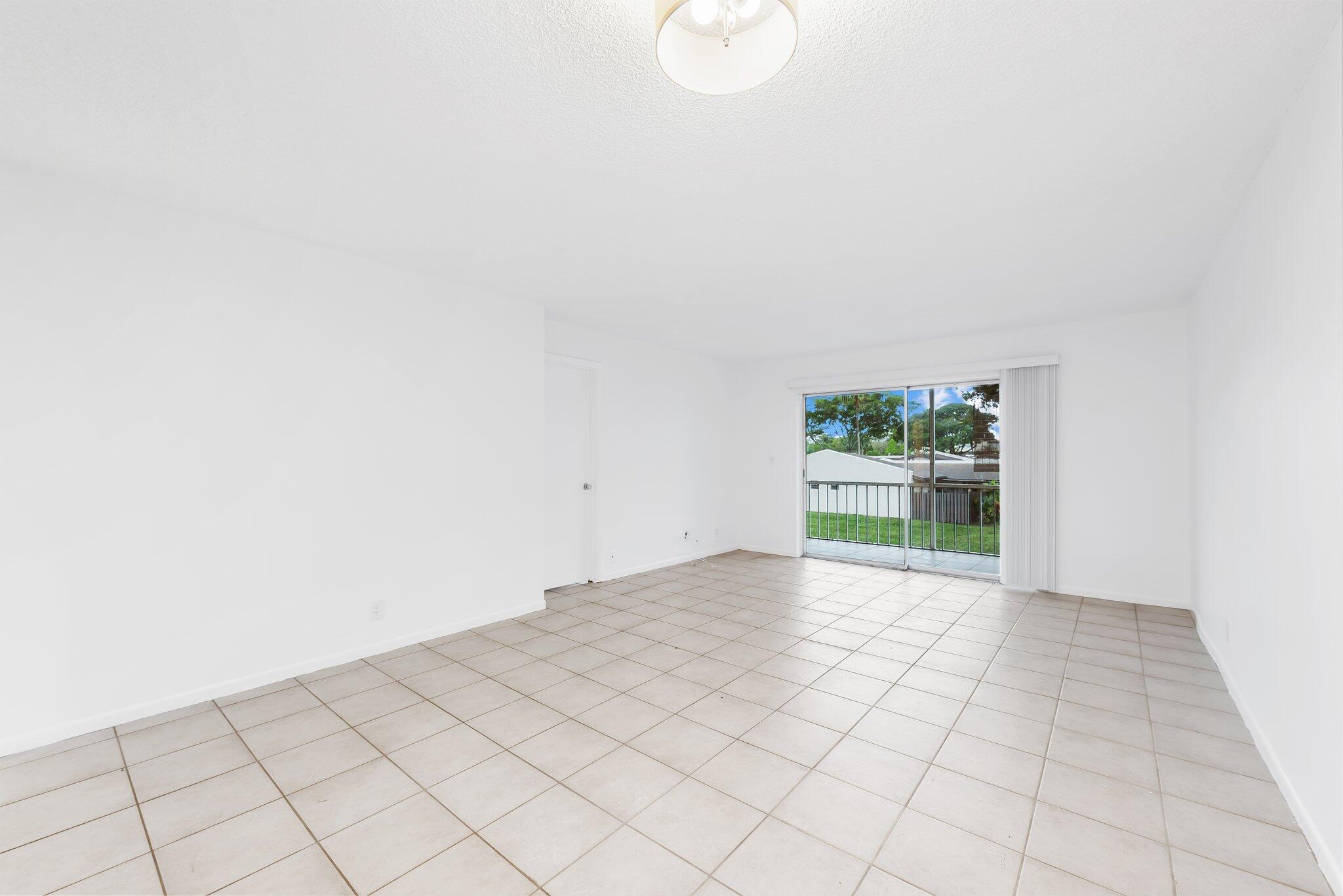 9374 Southwest 3rd Street, Unit 721 Boca Raton, FL 33428 - Photo 7 of 22 Living/Dining