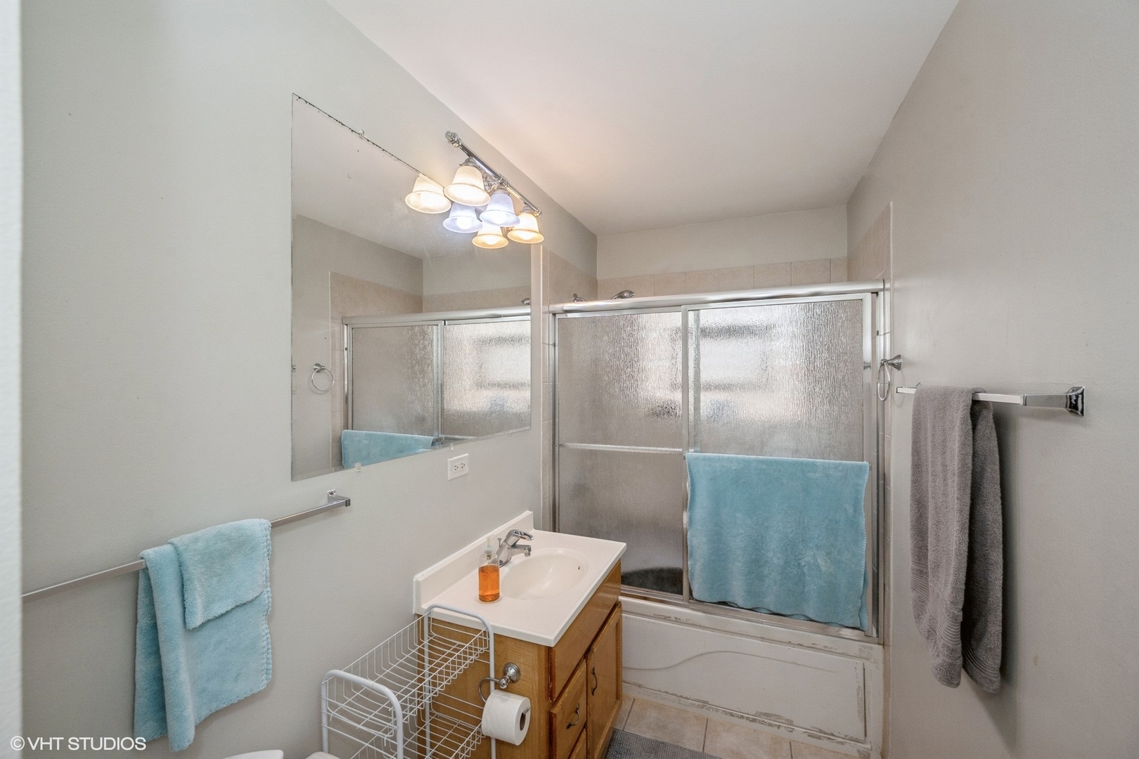 8161 Niles Center Road, Unit 3A Skokie, IL 60077 - Photo 8 of 12 a bathroom with a bathtub and shower