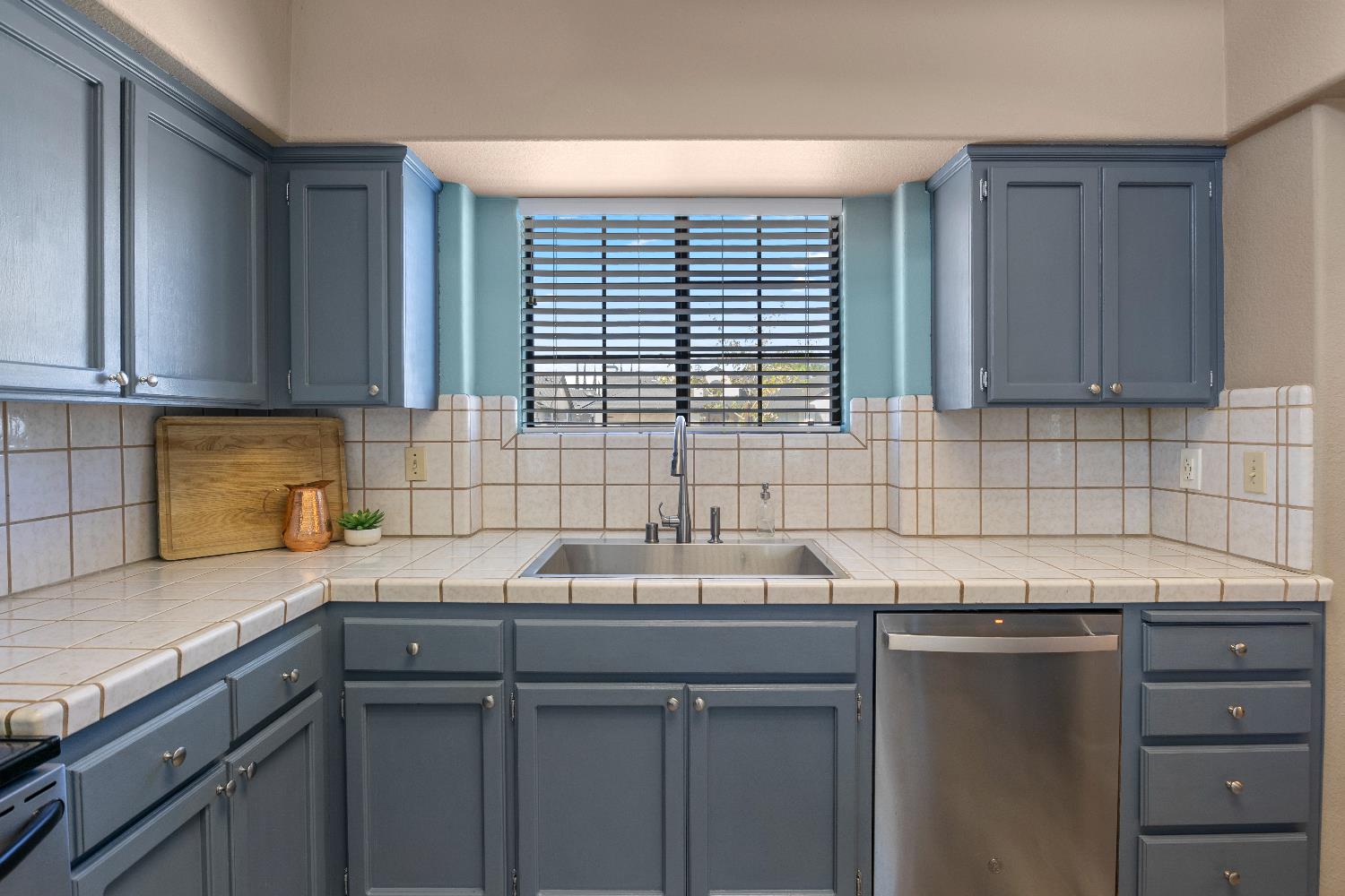 1057 Mission Ridge Drive Manteca, CA 95337 - Photo 17 of 49